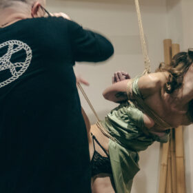 couple tying kinbaku session movement in kinbaku