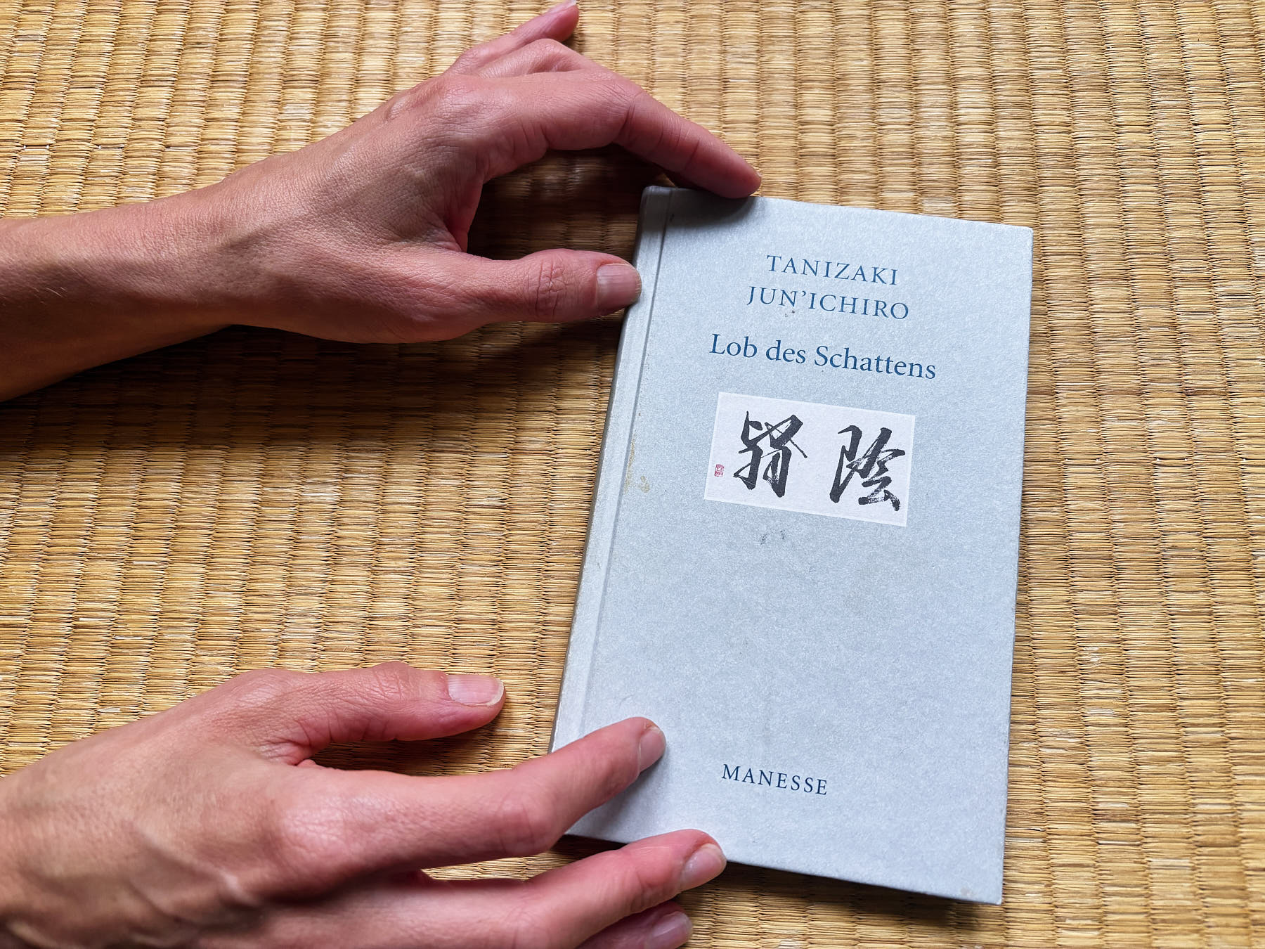 book praise of the shadow Japanese aesthetics book recommendation library