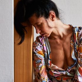 woman leaning on the wooden pole hashira discover kinbaku