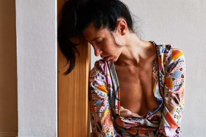 woman leaning on the wooden pole hashira discover kinbaku