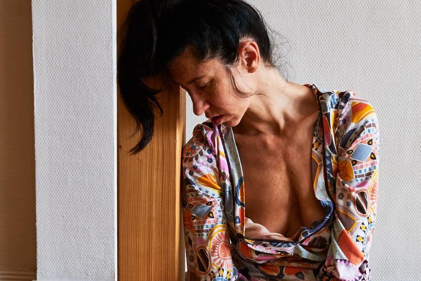 woman leaning on the wooden pole hashira discover kinbaku